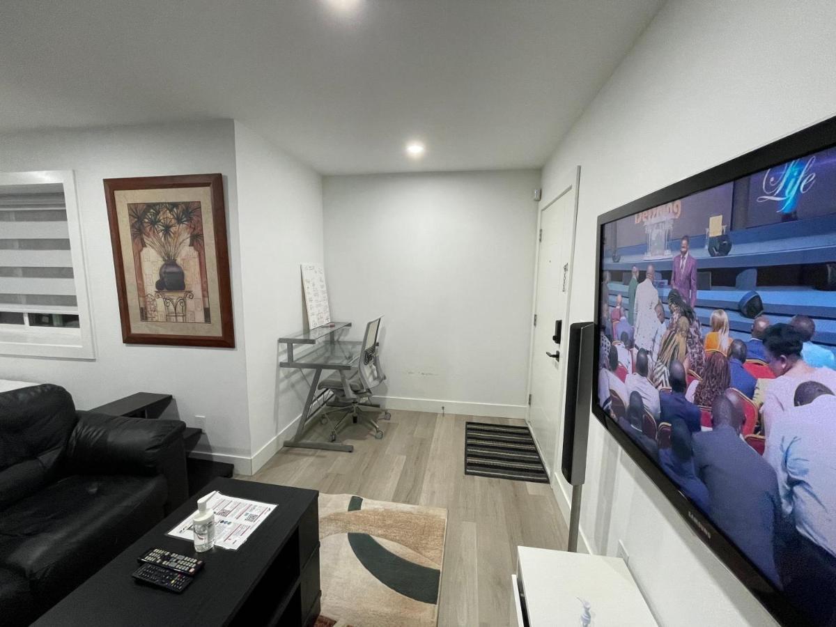Modern & Luxurious Suites In サレー エクステリア 写真
