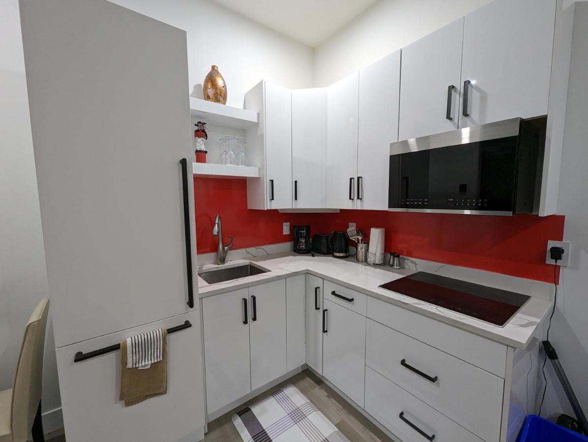 Modern & Luxurious Suites In サレー エクステリア 写真