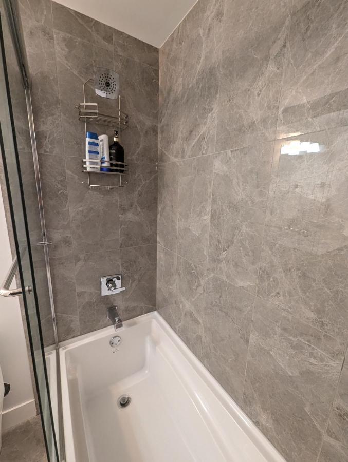 Modern & Luxurious Suites In サレー エクステリア 写真